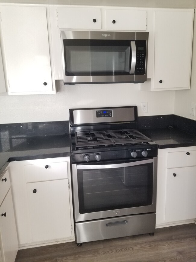 Gas Stove, Oven & Microwave - 2003 Vista Del Mar Ave