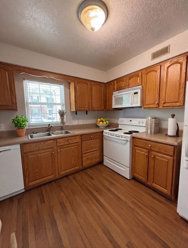 Building Photo - Spacious 2-bedroom, 2.5-bathroom condo in Chapel Watch