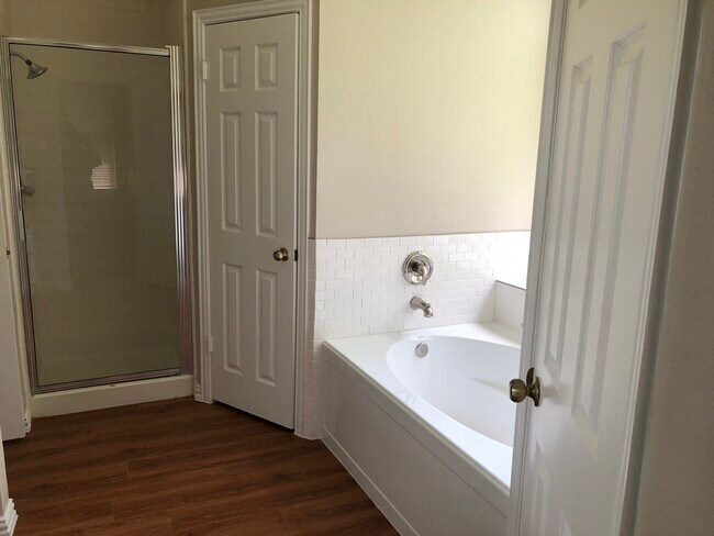 Master bathroom - 22014 Shady Valley Dr