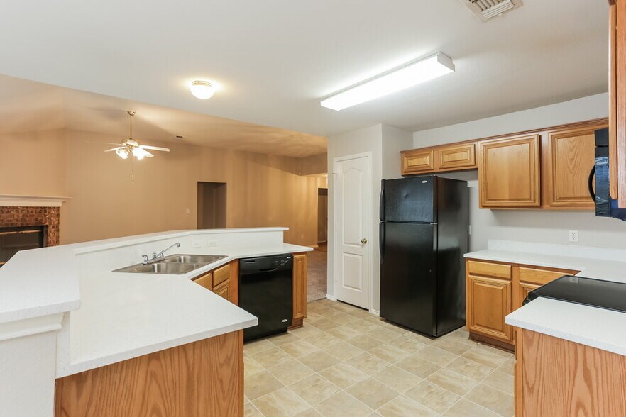 Building Photo - 7501 Fossil Garden Dr