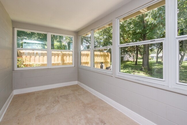 Building Photo - Updated Single Family Guest House!