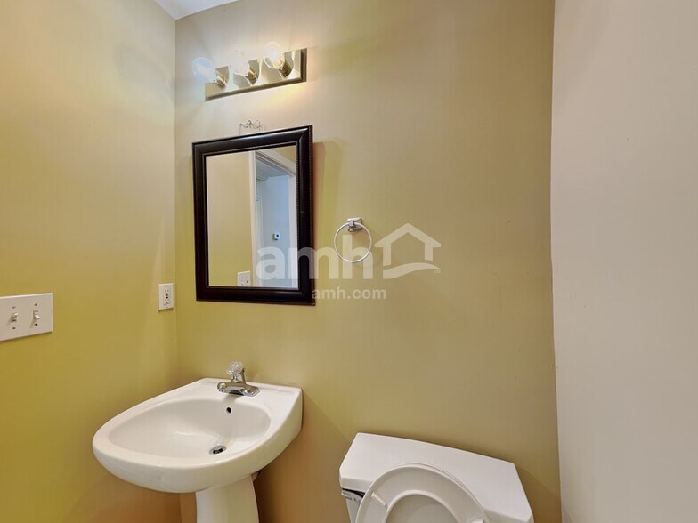 Building Photo - 2041 Vintage Oaks Dr