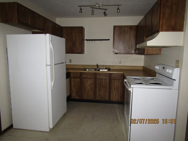 Building Photo - Great Condo located on the Westside of Law...