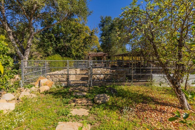 Building Photo - East End Hideaway