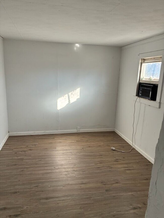 Building Photo - 105 E Bond St