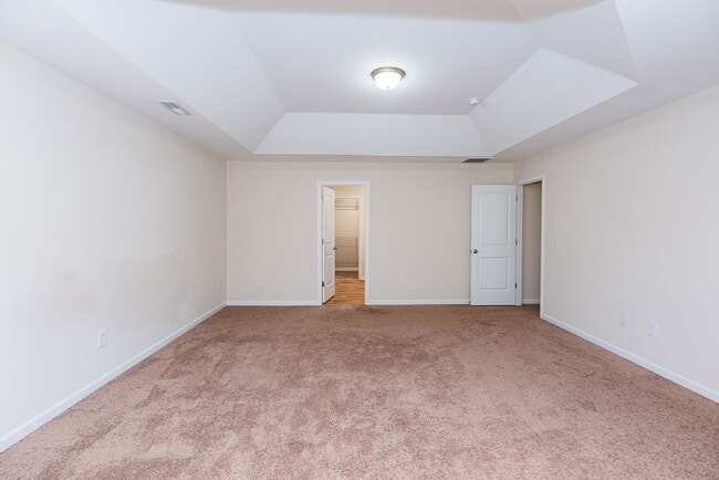 Building Photo - Spacious 5 Bedroom, 3 bath home in Greensboro with 2 car garage