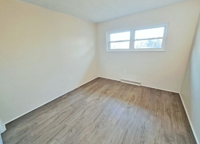 Building Photo - 3 Bed / 1-1/2 Bath Single Family Home w/ 2-Car Garage