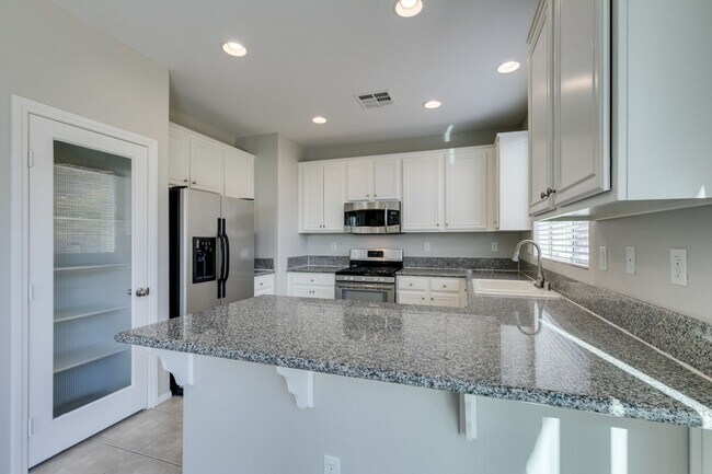 Building Photo - 3 bedroom + Den! Ready for immediate move ...