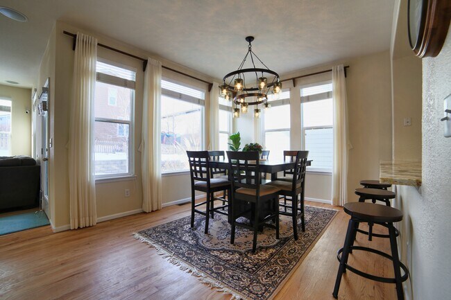 Dining area - 10926 Brooklawn Rd