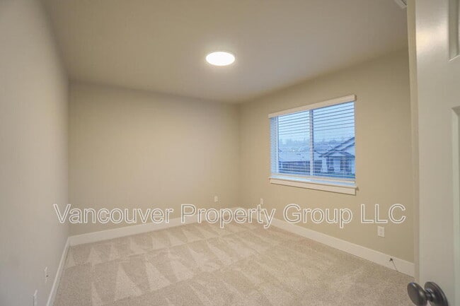 Building Photo - 2217 E Juniper Cir