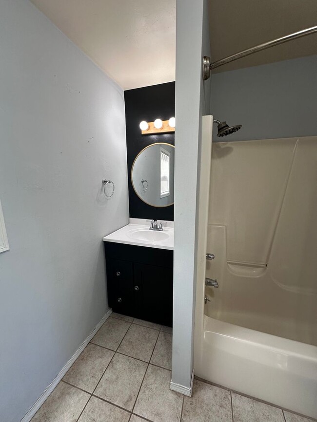 Building Photo - UPDATED 3 BR/1 BATH CENTRALLY LOCATED IN G...