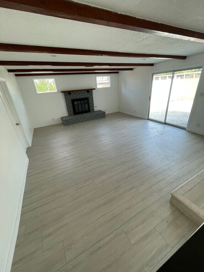 Building Photo - 10157 Swinton Ave