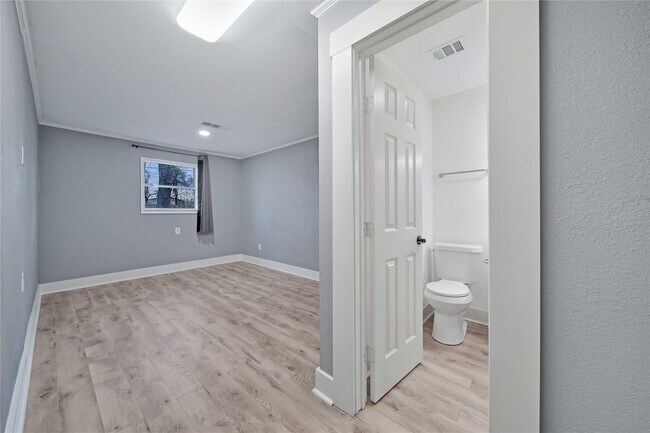 Building Photo - 6003 Weisinger Dr