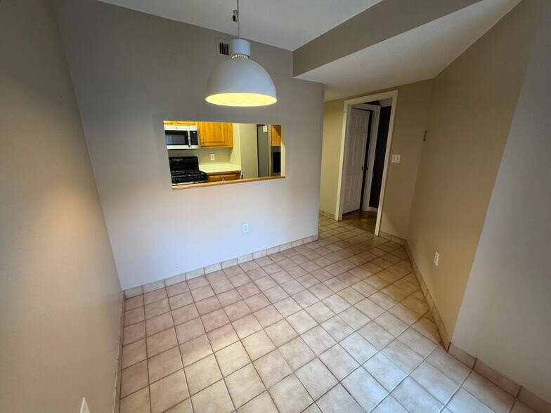 Building Photo - 147 Kelton St