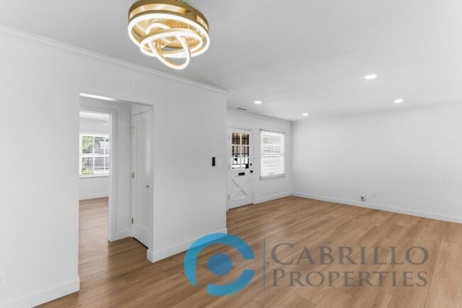 Building Photo - 2215 Marigold Pl