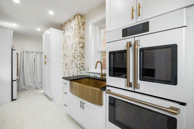 Building Photo - Beautiful Renovated 3 Bedroom 2.5 Bath off...