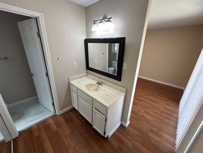 Building Photo - Charming 3-bedroom, 2-bath Single Story An...