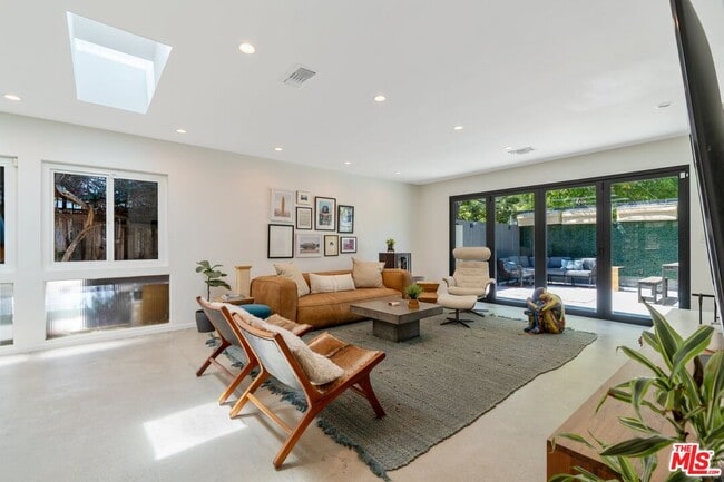 Building Photo - 2820 Nichols Canyon Pl