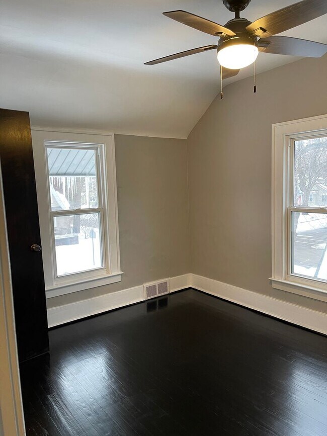 Building Photo - Nicely Remodeled 3beds/2bath House in Fern...