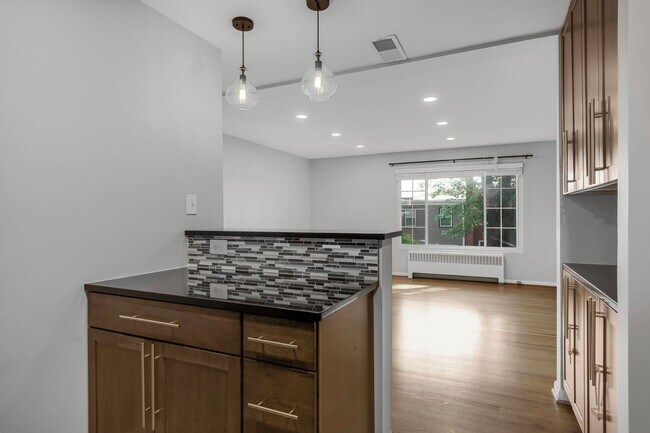 Building Photo - Available Now! 3 Bed 2 Bath House Near the...