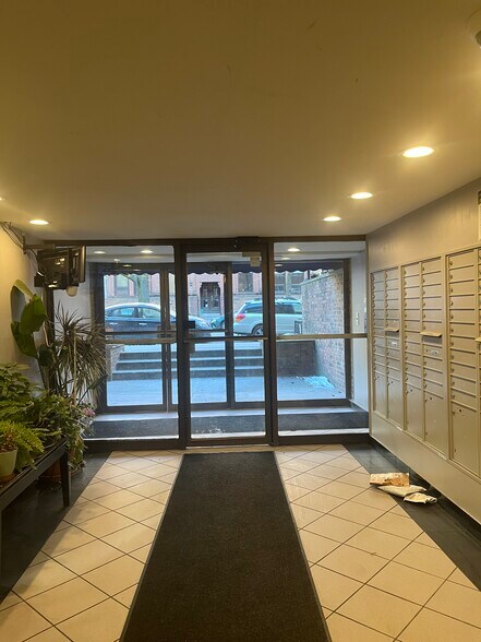 Building Photo - 3732 N Pine Grove Ave