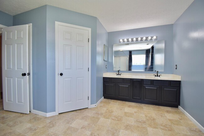 Building Photo - 5167 Elm Leaf Trail