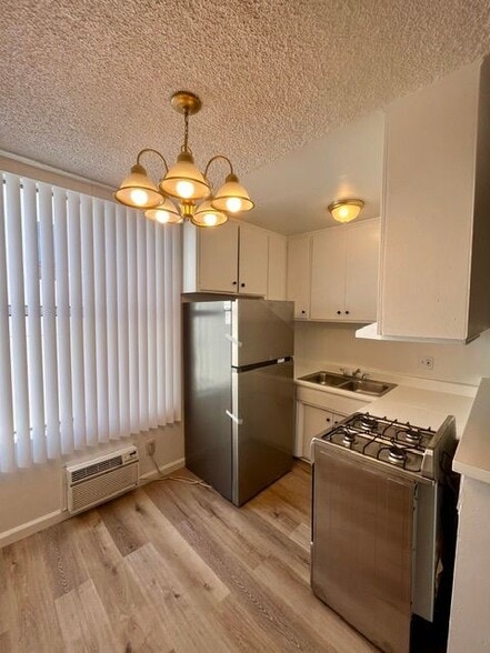 Building Photo - 1260 Beachwood Dr