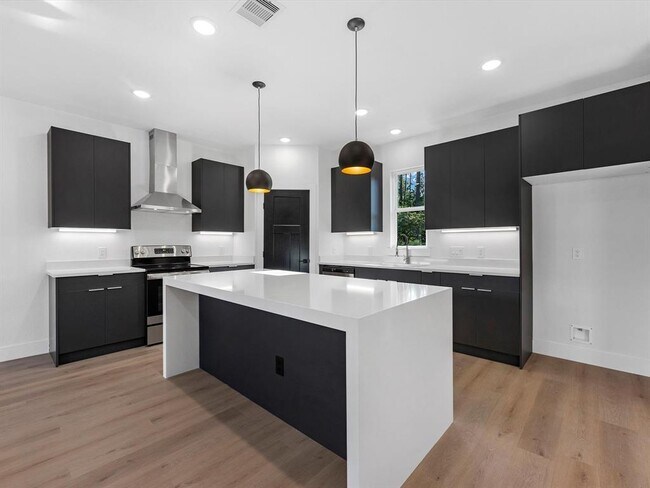 Building Photo - 10732 Twin Oak Dr