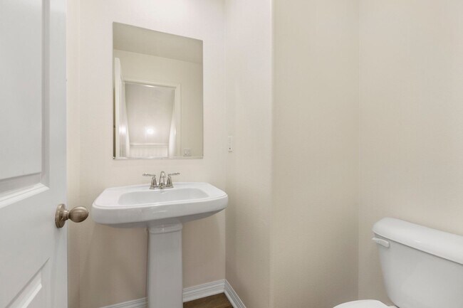 Building Photo - Available now! Beautiful 2 bedroom 2.5 bat...