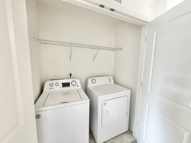 Building Photo - BEAUTIFUL 3BD/2.5BTH Townhome - MALLARD CR...