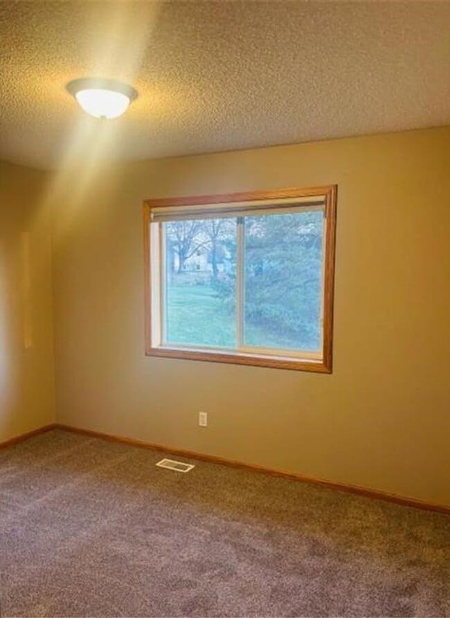 Building Photo - 4 Bedroom Townhome