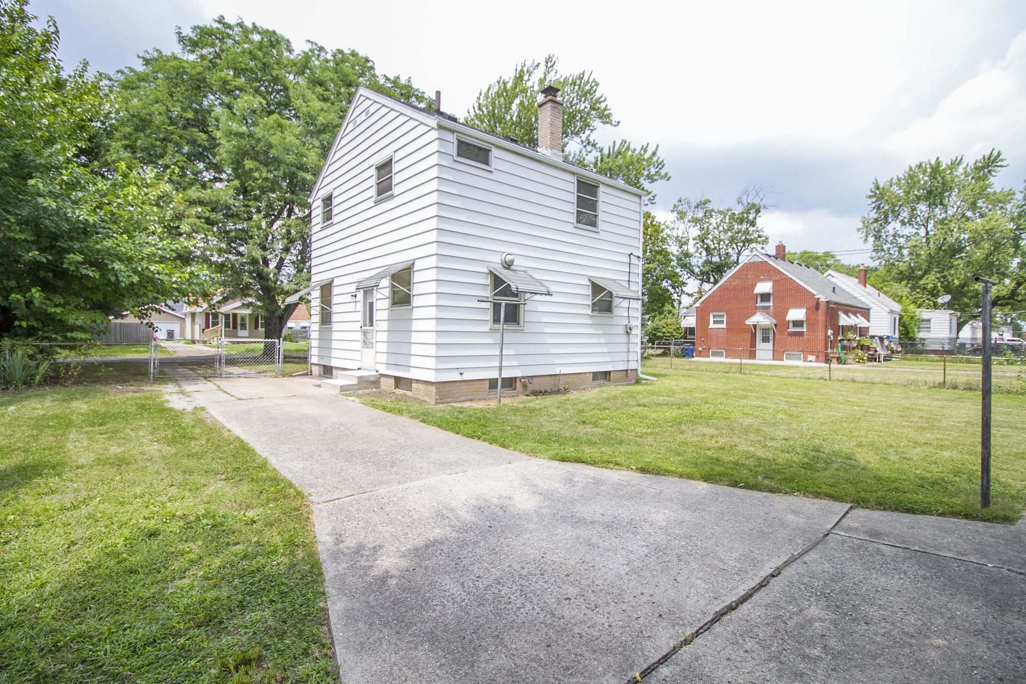 Building Photo - 3350 Beaumont Dr