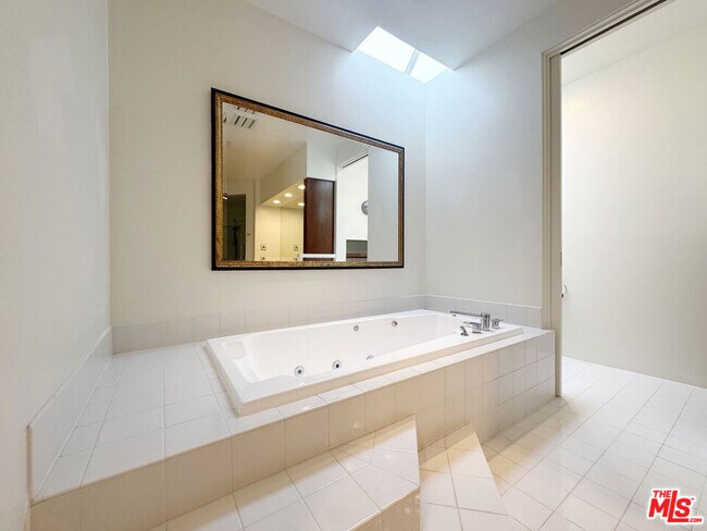 Building Photo - 3505 Ocean Front Walk