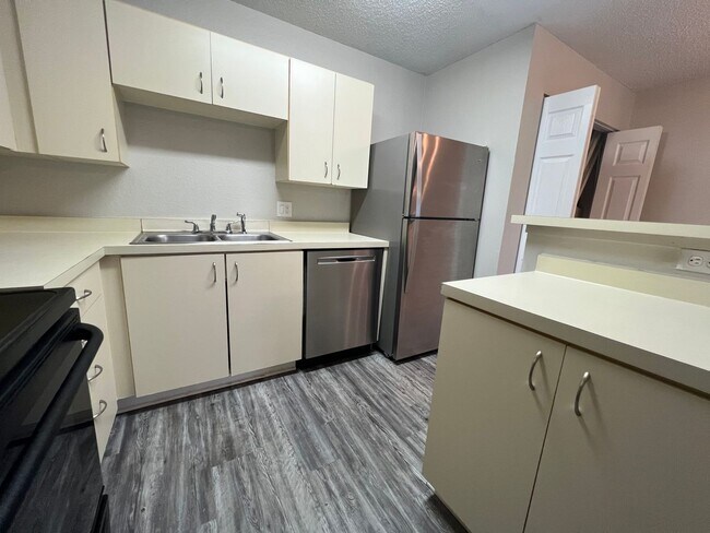 Building Photo - 2/1 Condo in Gated Lakefront Altamonte Com...