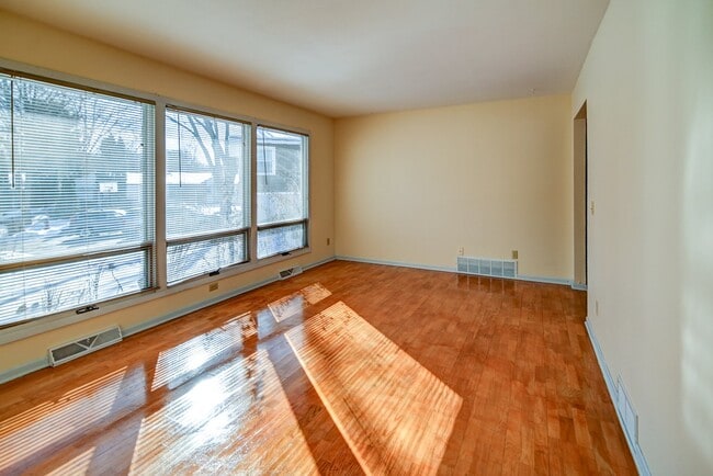 Building Photo - 12 Brompton Cir