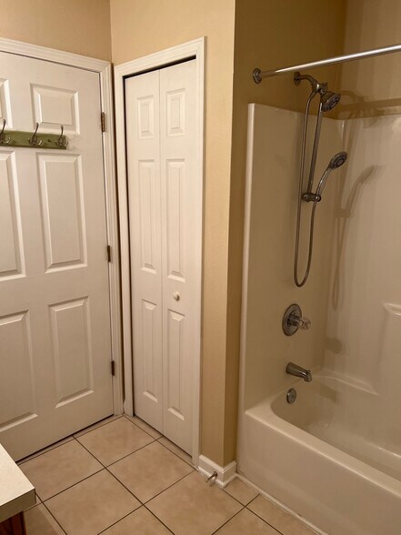 Guest Shower - 6094 Maggies Cir