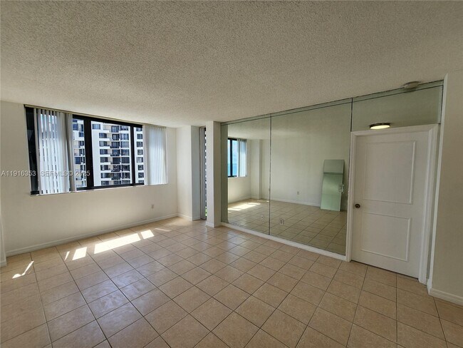 Building Photo - 540 Brickell Key Dr