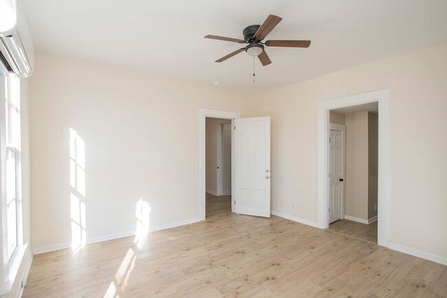 Building Photo - $400 Off First Month! LOCATION! Charming 1/1 Bed Bath Downtown!