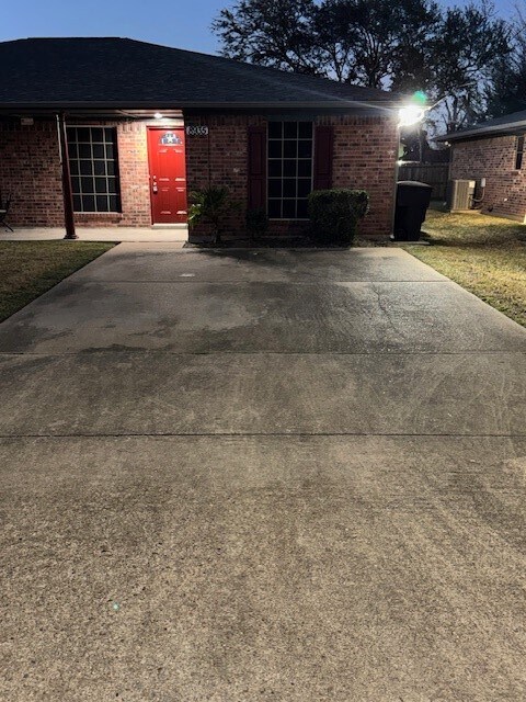 Building Photo - 8935 Dirby St