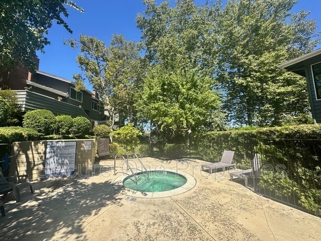 Building Photo - 4671 Club View Dr