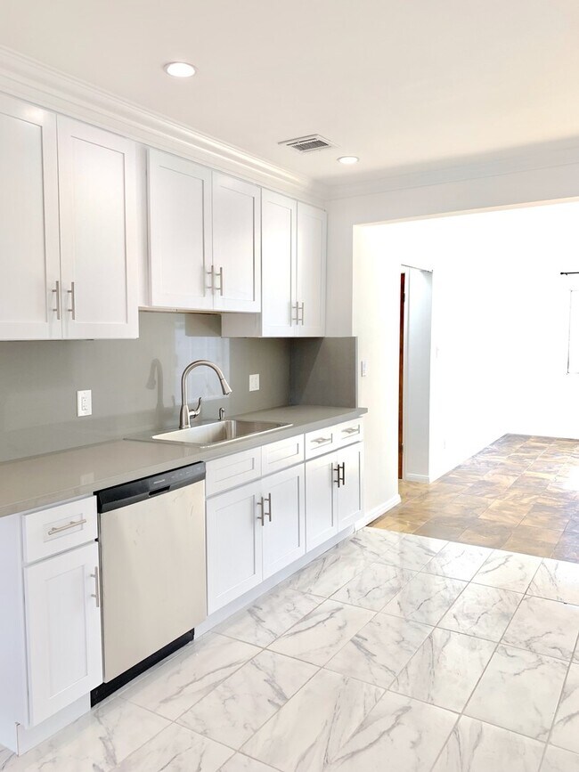 Building Photo - Beautiful 3 Bed + 2 Bath + Den/Office + Backyard