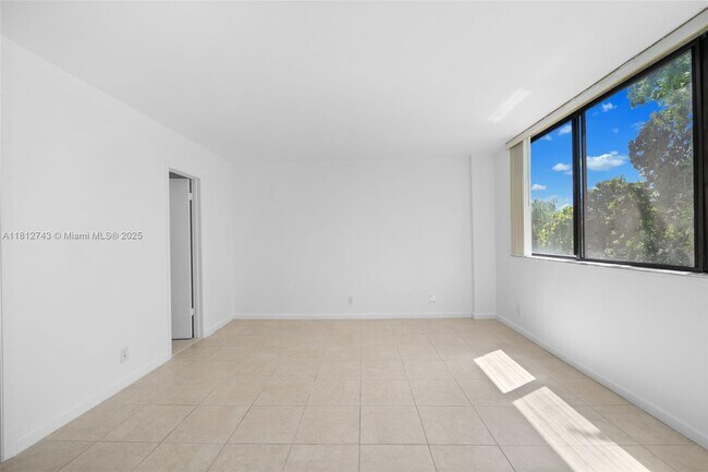 Building Photo - 4222 Inverrary Blvd