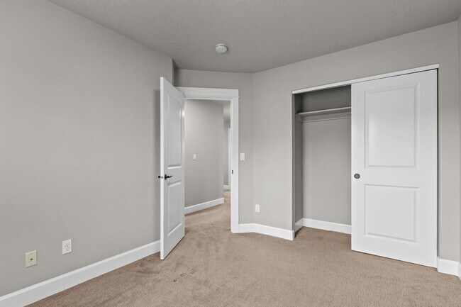 Building Photo - Beautiful SE Bend Home | Spacious Floorplan | Fenced Backyard | Near Parks & Trails
