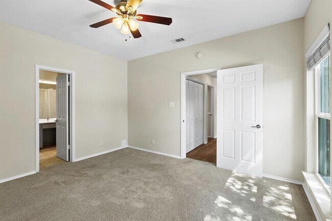 Building Photo - 6600 Valleyside Rd