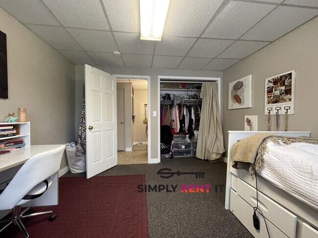 Building Photo - Tri-Plex, 3 Bedroom On Campus! Available Now!