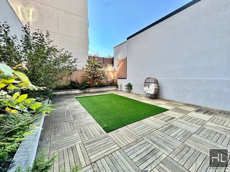 Building Photo - Stunning 1 bedroom with Condo finishes W/D and DW Lare Private Outdoor space close to the N line