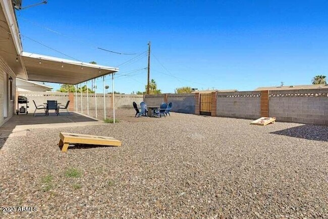 Building Photo - 945 E Lilac Dr