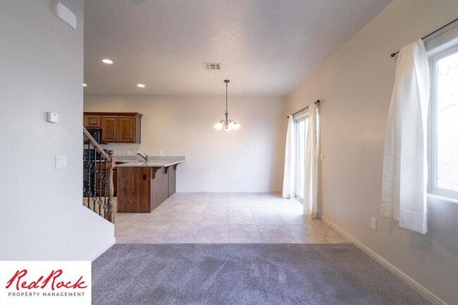Building Photo - 3 Bedroom Townhome in Buena Vista Community