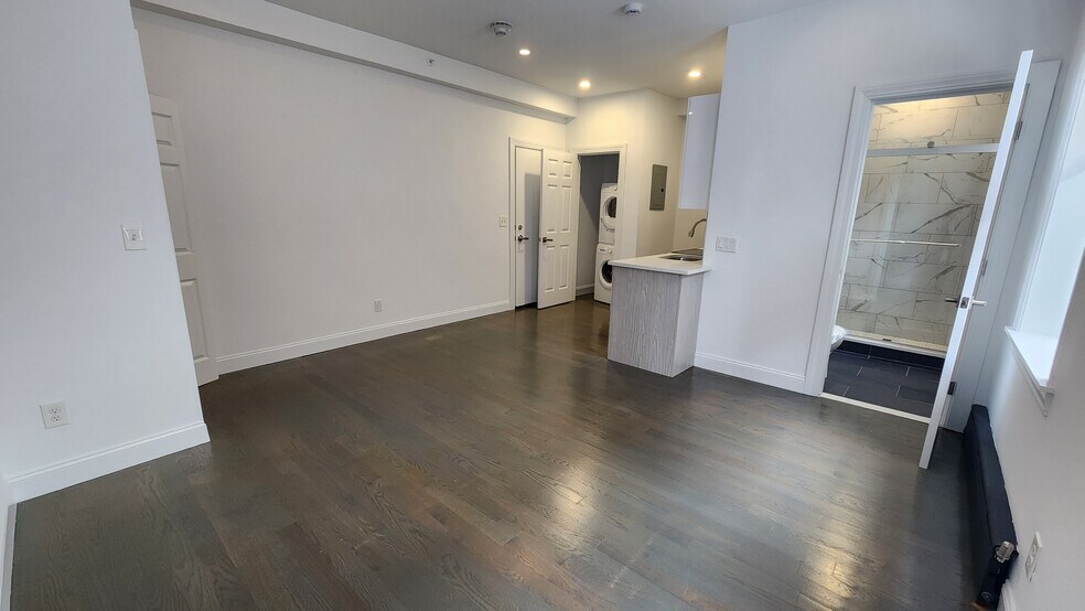 Building Photo - 52 Queensberry St
