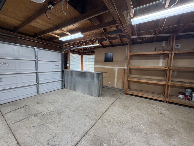 Building Photo - Charming single story on quite corner lot